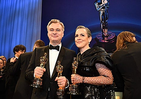 Imagen secundaria 1 - Arriba, Paul Thomas Anderson en el rodaje de 'Una batalla tras otra' con DiCaprio. Abajo, Christopher Nolan y la productora Emma Thomas con los Oscars de 'Oppenheimer'. En tercer lugar, Kathryn Bigelow en 'The Hurt Locker'