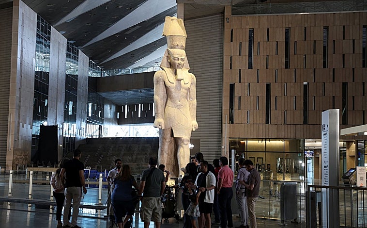 Imagen principal - De arriba a abajo y de izquierda a derecha: Reapertura del Museo de Arte Egipcio en El Cairo; Yayoi Kusama, fenómeno del siglo XXI, y dos mujeres fotografían en Basel-Miami el plátano de Maurizio Cattelan 