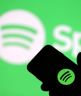 Imagen secundaria 2 - Arriba: Shawn Fanning, uno de los fundadores de Napster, en una rueda de prensa en 2001. Abajo a la izquierda, Bad Bunny, en 2019. A su derecha, una imagen corporativa de Spotify, la principal plataforma de 'Streaming' 