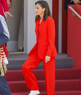 Imagen secundaria 2 - De arriba a abajo y de izquierda a derecha: El bolso vuelve a ser sinónimo de estatus; modelo Off-White x Nike Air Force 1 'White', una de las colaboraciones más famosas de la historia, y la Reina Letizia con uno de los varios trajes de chaqueta rojos que ha usado este año