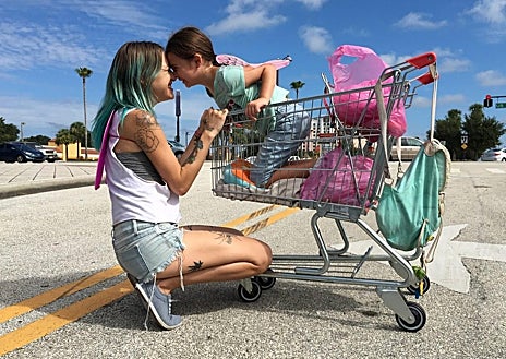 Imagen secundaria 1 - Arriba, fotograma de 'Boyhood', de Linklater; abajo, una escena de 'The Florida Project', de Sean Baker. En último lugar, Martin Scorsese riéndose de Hollywood en la serie 'The Studio?