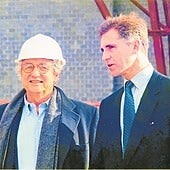 Gehry y Vidarte durante la construcción del Museo Guggehneim Bilbao