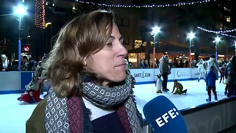 Lloret de Mar (Girona) inaugura una pista de hielo junto al mar