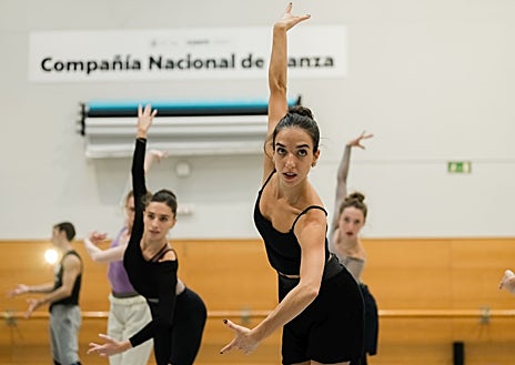 Imagen secundaria 1 - Dos momentos de los ensayos de 'NumEros' y Muriel Romero