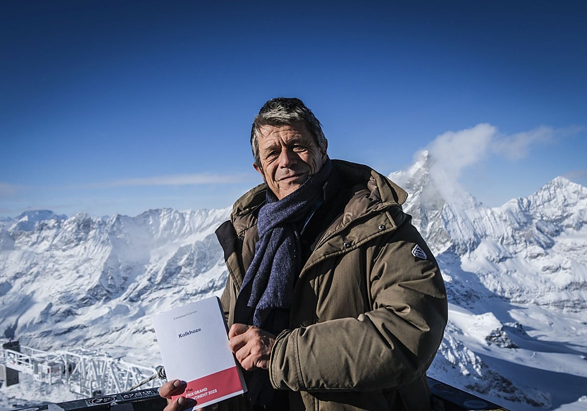 El escritor Emmanuelle Carrère, el pasado viernes en los Alpes italianos.