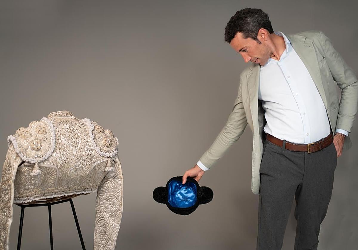 David de Miranda dibuja un muletazo con la montera junto a la chaquetilla en blanco y plata de las tardes de gloria