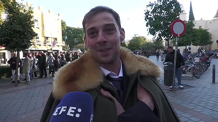 Colas de esperanza para ver de nuevo a la Macarena en su altar