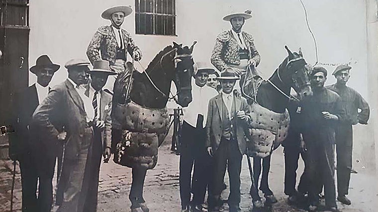 Antonio Cruz García en el Patio de Caballos de la Maestranza en 1954