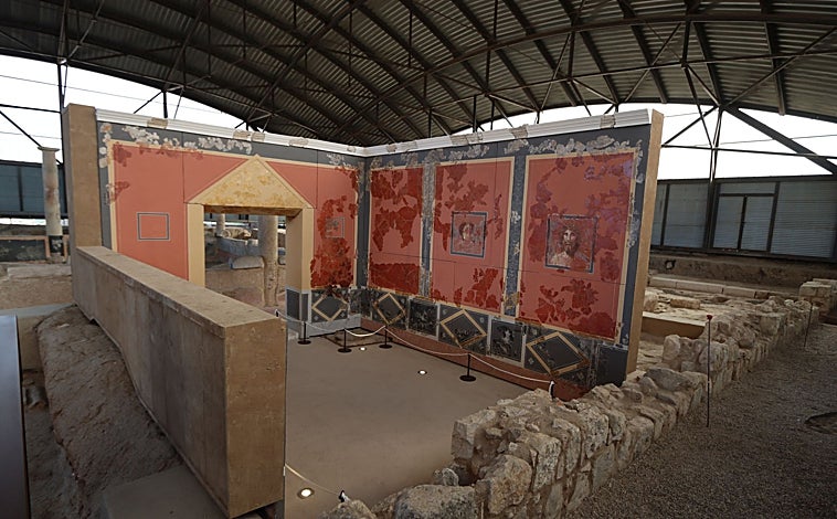 Imagen principal - Estancia de la Casa de los Grifos con los fragmentos de pintura mural recolocados en su posición original. Abajo, detalle de Júpiter y de los cisnes de los interpaneles