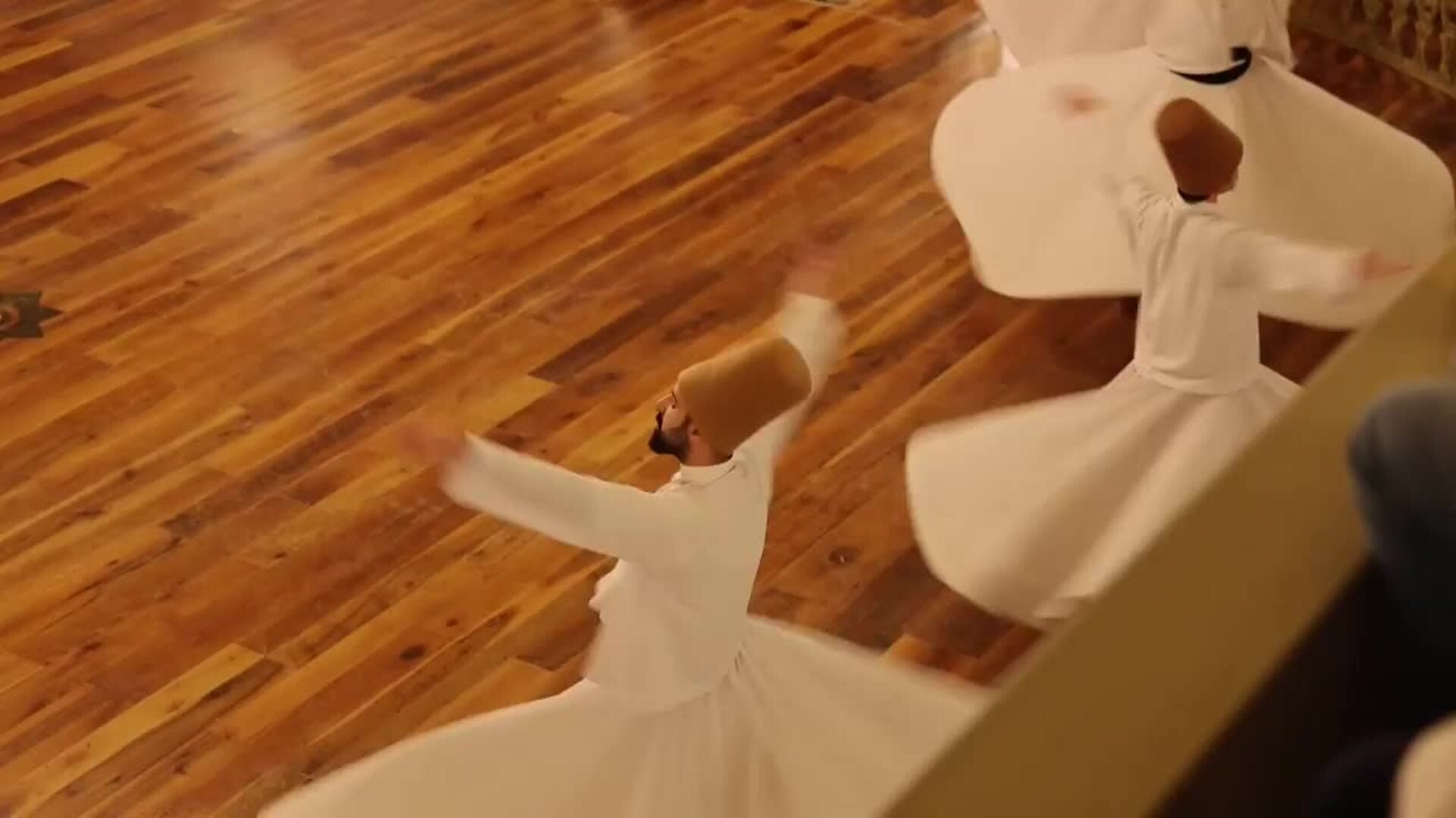 Derwishes interpretan la ceremonia de danza Seb-i Arus en Estambul