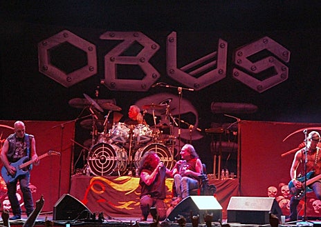 İkincil resim 1 - Yukarıda, Obús'un kurucu üyeleri geçen Salı günü Madrid'deki Fenrir barında buluşuyor. Aşağıda orijinal oluşumun eski konserlerinin görüntüleri