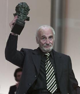 Imagen secundaria 2 - Arriba, Héctor Alterio con Lola Herrera en la obra 'El estanque dorado'. Debajo, con José Sacristán, en 2010, y levantando el Goya de Honor, que recibió en 2004