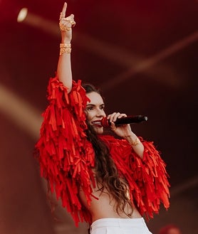 Secondary image 2 - From top to bottom: Teresinha Landeiro, Sara Correira and Bia Caboz