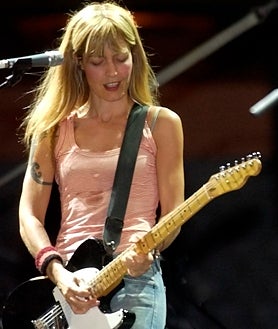 A imagem secundária 2 está acima, em uma mesa do século XVIII. Canto inferior esquerdo: Na sala principal de sua casa. Embaixo à direita: Cristina Llanos se apresentando em Dover em 2005. 