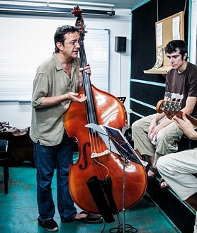 Imagen secundaria 2 - Arriba: Ana Brenes, Cristina López, Thais Hernández, Queralt Lahoz, «Morente & Roach in memoriam», Ciutat Flamenco, 2020. Izquierda: Enrique Morente, Tomatito, Lluís Cabrera. Derecha: Javier Colina, 30è Seminario Internacional de Jazz, 2010