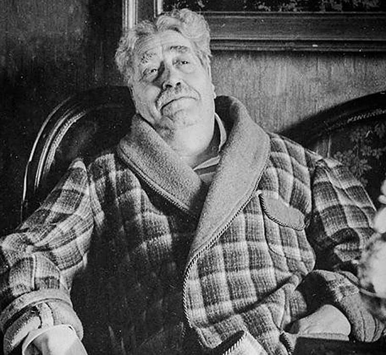 Con su albornoz, en una de sus imágenes más conocidas