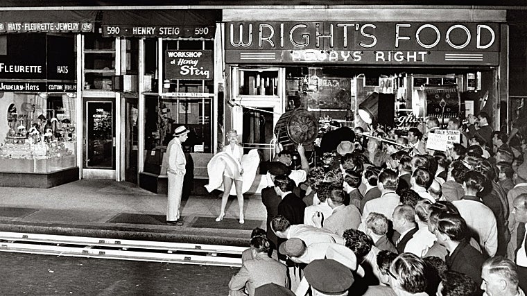 Tom Ewell y Marilyn Monroe creando la famosa escena de la falda ondulada en 'La tentación vive arriba'