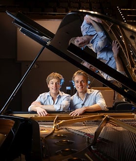 Imagem Secundária 2 – Maria Duenas, Gustavo Dudamel, Arthur e Lucas Hussen.