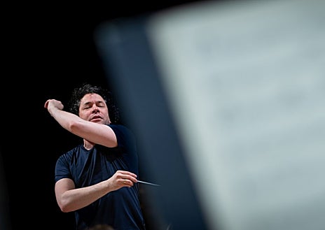 Imagem Secundária 1 – Maria Duenas, Gustavo Dudamel, Arthur e Lucas Hussen.