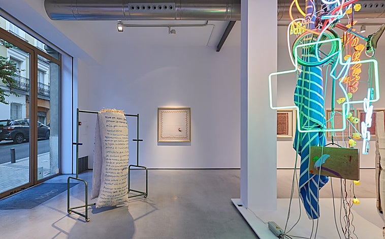 Imagen principal - En las imágenes, algunas de las obras de la muestra 'Casa', de Inés Figaredo en Cayón