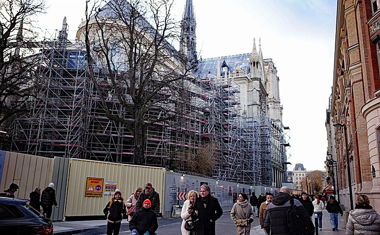 Imagen principal - Andamios y grúas en la catedral de Notre Dame