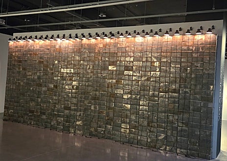 İkincil görsel 1 - Görsellerde, Mesajcı (1) ve Boltanski'nin (2 ve 3) bazı kümülatif eserleri