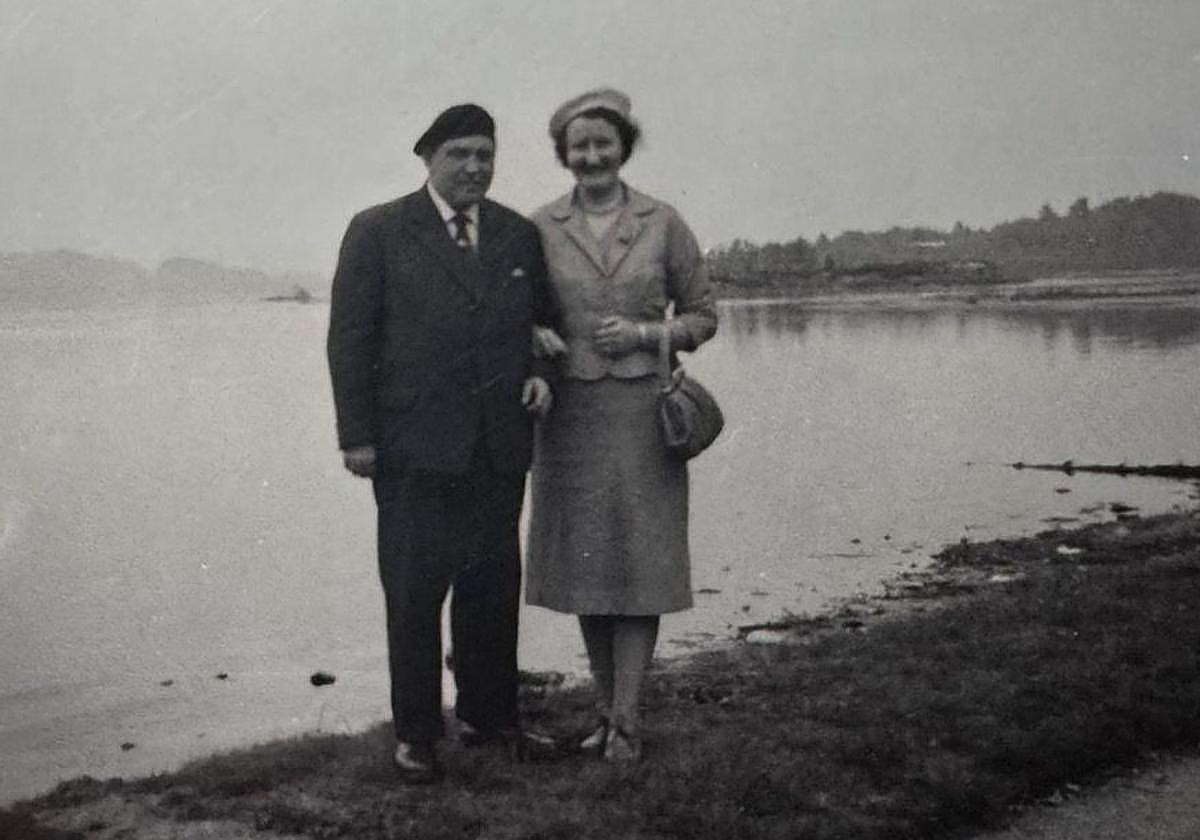 El profesor Walter Hamböck y Helen Hamböck, juntos a orillas del lago Lomond, alrededor de 1961
