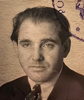 Imagem secundária 2 - 1) Tocando piano, sem data 2) Fotos do professor durante os anos escolares, antes e depois da guerra. 3) Retrato de um pianista