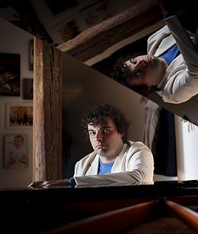 Imagem Secundária 2. Acima: Martin Garcia Garcia durante a Competição de Chopin. À esquerda está um pianista com seus professores Natalya Mazun e Ilya Goldfarb. Isso mesmo, Martin Garcia Garcia está em casa.