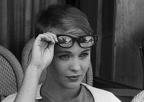 Imagen secundaria 1 - Tres fotogramas del clásico de Godard que se emparejan con las tres instantáneas anteriores de 'Nouvelle Vague'. Aquí, Jean Seberg y Jean-Paul Belmondo en su mejor momento, en 1959. 'Al final de la escapada' se estrenaría en marzo de 1960