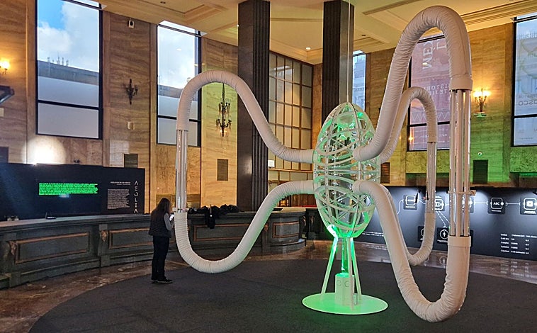 Imagen principal - En las imágenes, distintos detalles de la propuesta 'Aeolia', de Solimán López en el Instituto Cervantes