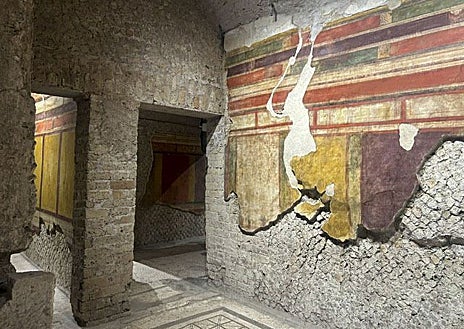 Imagen secundaria 1 - Imágenes del interior de la casa y del director del Parque Arqueológico del Coliseo, Simone Quilici, y la directora del Departamento para la Valorización del Patrimonio Cultural del Ministerio de Cultura italiano, Alfonsina Russo, durante la presentación