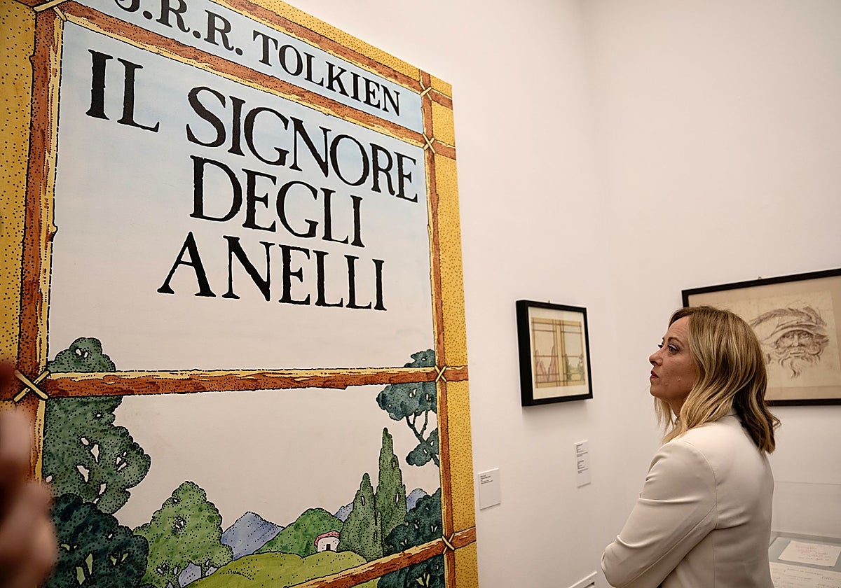Giorgia Meloni, primera ministra de Italia, viendo la exposición de Tolkien en 2023