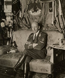 Segunda imagem 2 – O presidente da Bienal de Veneza, Pietrangelo Buttafuoco, entrega um prêmio a Jim Jarmusch no recente Festival de Cinema de Veneza. Abaixo está o autor de O Senhor dos Anéis. A última imagem é de Gabriele D'Annunzio.