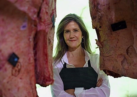 Imagem Secundária 1 - Jornalista e escritora Maria José Fuentealamo na sala de edição da Raza Nostra.