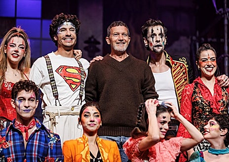 Imagem Secundária 1 – Imagem do musical; Banderas com parte de seu elenco; Ferran Faba, tradutor de Jesus