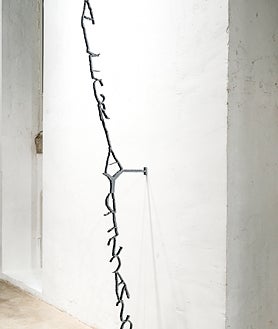 Imagen secundaria 2 - En las imágenes, de arriba abajo, 'Ciudad suprema'; 'Modena Parade' y uno de los 'Consignas'