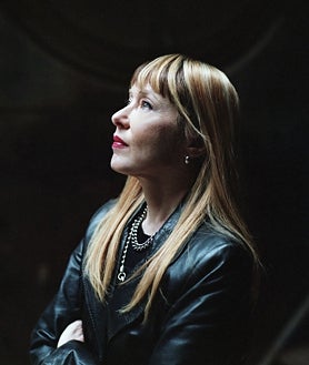 Imagem Secundária 2. Acima: Suzanne Vega se apresentando com Lou Reed. Acima dessas linhas à esquerda: uma das imagens publicadas na edição especial da revista Rolling Stone, ao lado de Leonard Cohen. À direita: Vega em foto recente. 