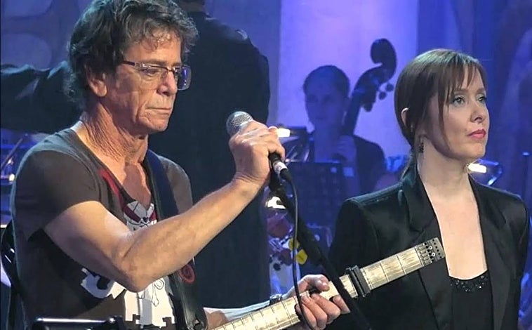 Imagen principal - Arriba: Suzanne Vega, en una actuación junto a Lou Reed. Sobre estas líneas a la izquierda: una de las imágenes publicadas en el especial de la revista 'Rolling Stone', junto a Leonard Cohen. A la derecha: Vega, en una imagen reciente.