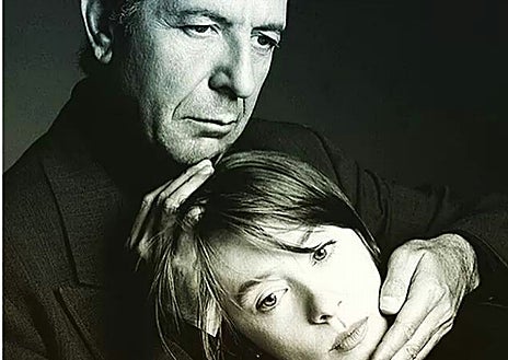 Imagem Secundária 1. Acima: Suzanne Vega se apresentando com Lou Reed. Acima dessas linhas à esquerda: uma das imagens publicadas na edição especial da revista Rolling Stone, ao lado de Leonard Cohen. À direita: Vega em foto recente. 