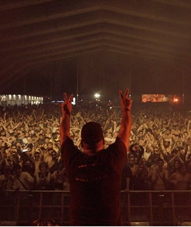 Imagem Secundária 2. Acima: A área Propatria onde DJ Baba cresceu e a Raptor House foi criada. Abaixo: fotos antes e depois de suas sessões após sua “ressurreição”.