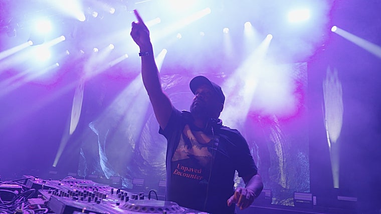 DJ Baba em still de documentário sobre sua carreira