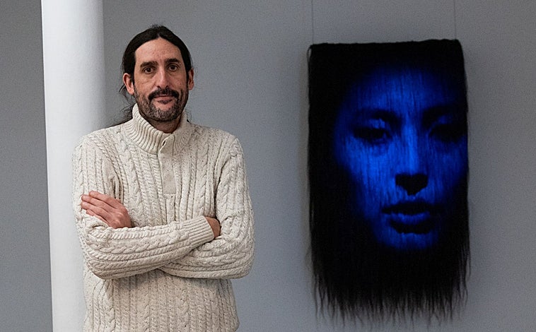 Imagen principal - En las imágenes, de arriba abajo, Quico Peinado, presidente de Art Barceloa; detalle del espacio de Sabrina Amrani en Carabanchel; y retrato de Reyes Martínez, presidenta de la valenciana LaVAC