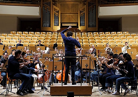 Imagen secundaria 1 - Algunos instantes durante el ensayo de Gustavo Gimeno junto a la Toronto Symphony Orchestra
