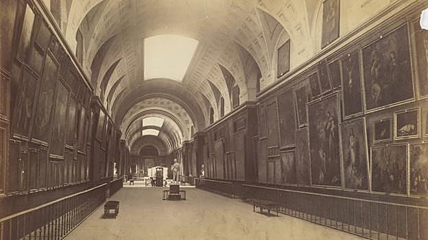 Önceki resim - Solda, Prado Merkez Galerisi'nin görünümü. Juan Laurent, fotoğrafçı ve J. Laurent y Cía. Sağda aynı alanın güncel görünümü