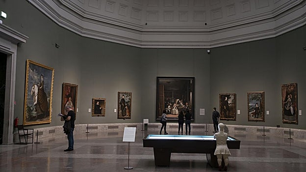 Imagen después - A la izquierda, vista de la Sala de la Reina Isabel. J. Laurent y Cía, fotógrafo, y Juana Roig, editora. A la derecha, la Sala 12, presidida por 'Las Meninas', en la actualidad