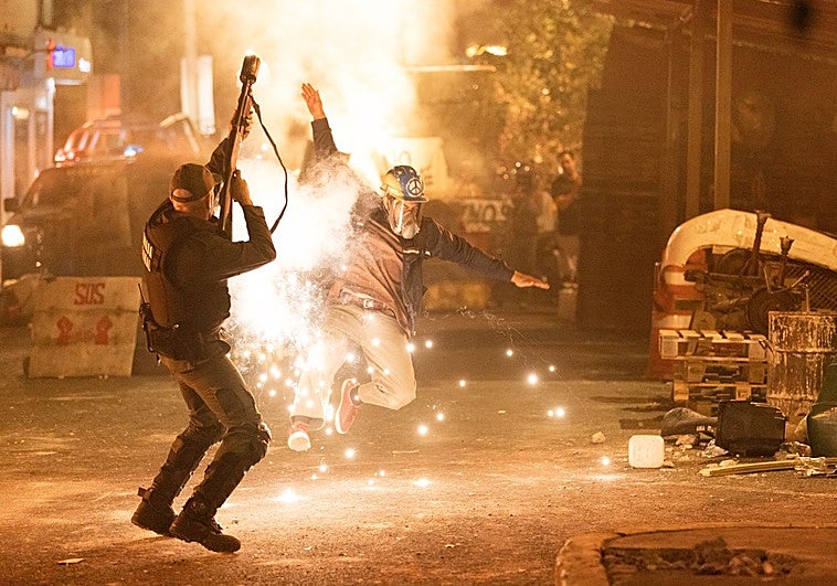 Los extras de 'Aún es de noche en Caracas', así fue rodar una herida en llamas