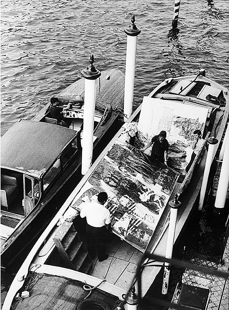 Transporte en barca de 'Express' y otras pinturas de Robert Rauschenberg por los canales de Venecia en 1964. Fotografía de Ugo Mulas