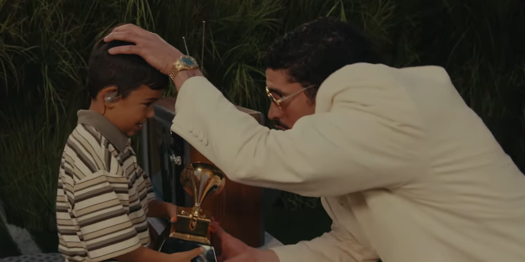 Ni Liam Ramos, el menor detenido por el ICE, ni un espontáneo: ¿Quién es el niño al que Bad Bunny le dio su Grammy en la Super Bowl?