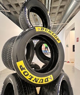 Imagen secundaria 2 - en las imágenes, detalles de las obras de la muestra de Roro Berjano en el MEIAC